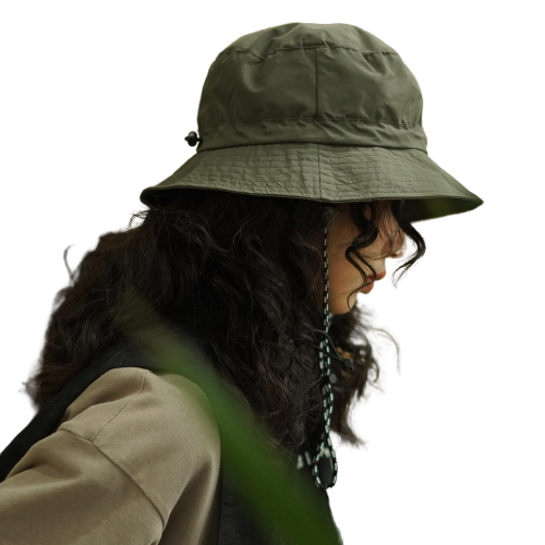 Femme-qui-porte-un-bob-impermeable-beige-sur-la-tête-2.PNG Femme-qui-porte-un-bob-impermeable-beige-sur-la-tête-2
