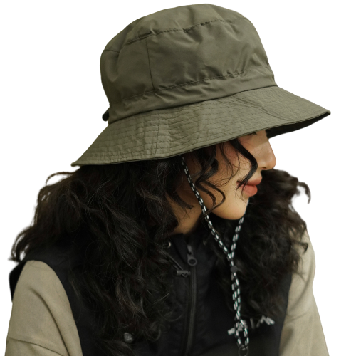 Femme-qui-porte-un-bob-impermeable-beige-sur-la-tête.PNG Femme-qui-porte-un-bob-impermeable-beige-sur-la-tête