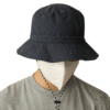 Homme-avec-un-masque-qui-porte-un-bob-impermeable-beige-sur-la-tête.PNG Homme-avec-un-masque-qui-porte-un-bob-impermeable-beige-sur-la-tête