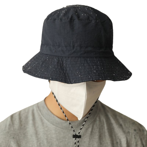 Homme-avec-un-masque-qui-porte-un-bob-impermeable-beige-sur-la-tête.PNG Homme-avec-un-masque-qui-porte-un-bob-impermeable-beige-sur-la-tête