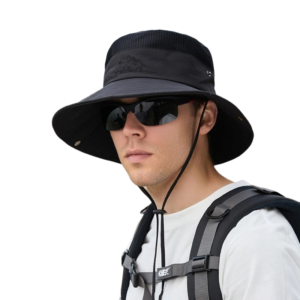 Homme-balade-en-randonnee-porte-un-bob-noir-avec-ficelle-sur-fond-blanc Homme-balade-en-randonnee-porte-un-bob-noir-avec-ficelle-sur-fond-blanc