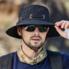 Homme-style-aventurié-avec-lunettes-et-bob-a-ficelle-sur-la-tête (2) Bob Homme avec Ficelle