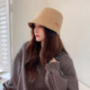 Jeune-fille-brune-qui-porte-un-bob-en-denim-beige-2.JPEG Jeune-fille-brune-qui-porte-un-bob-en-denim-beige-2