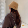 Jeune-fille-brune-qui-porte-un-bob-en-denim-beige-3.JPEG Jeune-fille-brune-qui-porte-un-bob-en-denim-beige-3