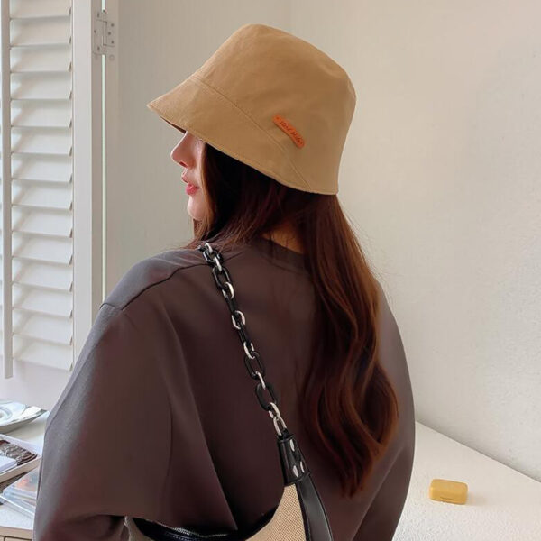 Jeune-fille-brune-qui-porte-un-bob-en-denim-beige-3.JPEG Jeune-fille-brune-qui-porte-un-bob-en-denim-beige-3