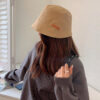 Jeune-fille-brune-qui-porte-un-bob-en-denim-beige.JPEG Jeune-fille-brune-qui-porte-un-bob-en-denim-beige
