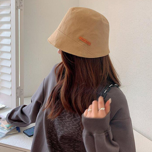Jeune-fille-brune-qui-porte-un-bob-en-denim-beige.JPEG Jeune-fille-brune-qui-porte-un-bob-en-denim-beige