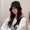 Jeune-fille-brune-qui-porte-un-bob-en-denim-noir-2.JPEG Jeune-fille-brune-qui-porte-un-bob-en-denim-noir-2