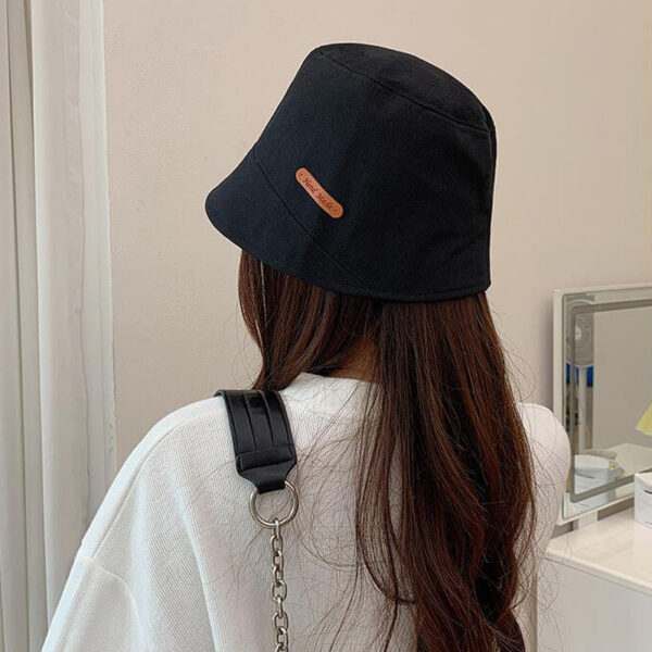 Jeune-fille-brune-qui-porte-un-bob-en-denim-noir-3.JPEG Jeune-fille-brune-qui-porte-un-bob-en-denim-noir-3