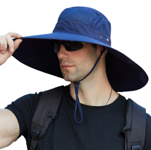 Mannequin-homme-de-profil-porte-un-bob-très-large-bleu-marine