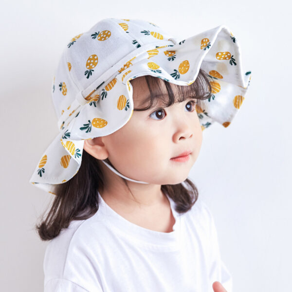 Petite-fille-porte-un-bob-aux-motifs-de-fruits-sur-sa-tête.JPEG Petite-fille-porte-un-bob-aux-motifs-de-fruits-sur-sa-tête