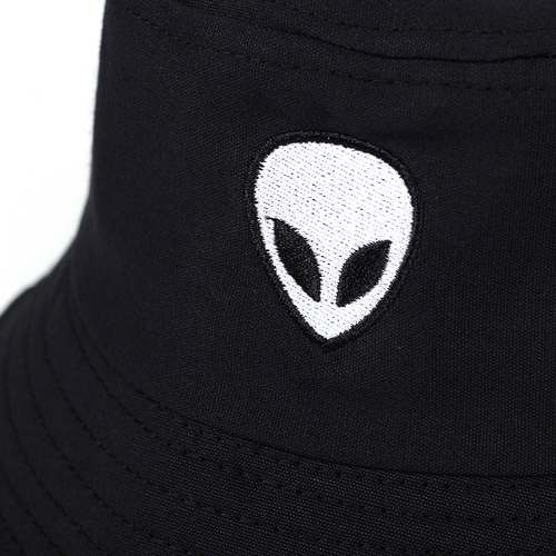 Zoom-sur-logo-en-forme-alien-brodé-sur-bob-noir.JPEG Zoom-sur-logo-en-forme-alien-brodé-sur-bob-noir