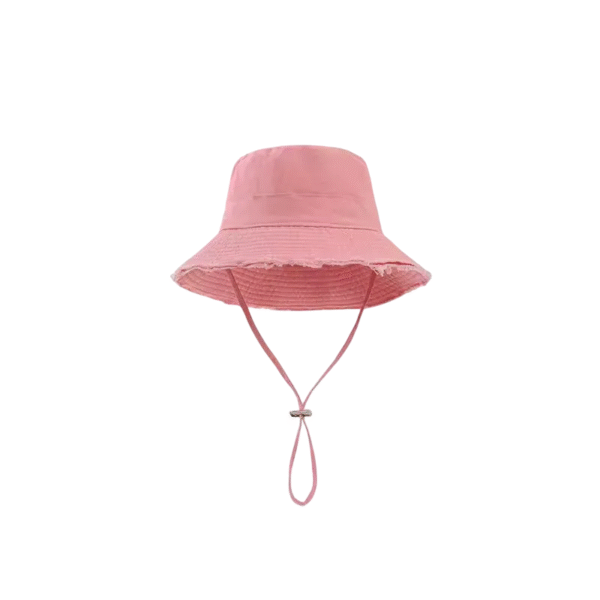Un bob avec ficelle rose présenté sur un fond blanc