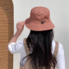 bob-chapeau-impermeable-etanche-resistant-protection-solaire-femme-et-homme Jeune fille de dos porte un bob imperméable