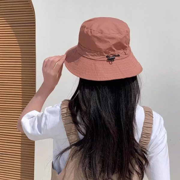 bob-chapeau-impermeable-etanche-resistant-protection-solaire-femme-et-homme Jeune fille de dos porte un bob imperméable