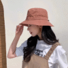 bob-chapeau-impermeable-femme-et-homme Jeune fille de profil porte un bob imperméable
