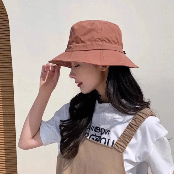 bob-chapeau-impermeable-femme-et-homme Jeune fille de profil porte un bob imperméable