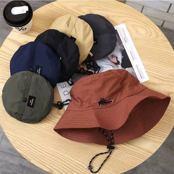 bob-chapeau-impermeable-leger Plusieurs versions d'un bob chapeau texture imperméables sur une table ronde