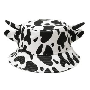 bob-cow-spot Un bob chapeau- cow spot est présenté sur fond blanc