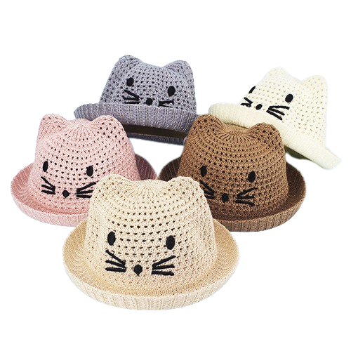 Plusieurs-bobs-en-laine-beige-avec-motif-chat-pour-bebe-sur-fond-blanc