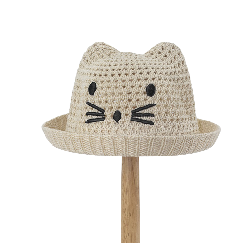 Bob-en-laine-beige-avec-motif-chat-pour-bebe-sur-fond-blanc-2