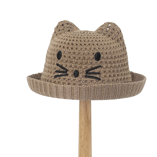 Bob-en-laine-marron-avec-motif-chat-pour-bebe-sur-fond-blanc