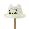 Bob-en-laine-blanc-avec-motif-chat-pour-bebe-sur-fond-blanc
