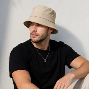 Homme portant un bob pour grosse tête beige avec un look casual élégant, idéal pour un confort optimal au quotidien