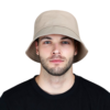 homme-porte-un-bob-pour-grosse-tête-de-couleur-beige-foncé