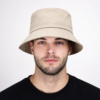 bob-pour-grosse-tete-homme-beige-face Bob pour grosse tête beige porté par un homme de face, coupe confortable, style moderne et excellente tenue