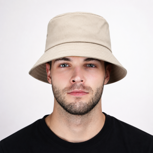 bob-pour-grosse-tete-homme-beige-face Bob pour grosse tête beige porté par un homme de face, coupe confortable, style moderne et excellente tenue
