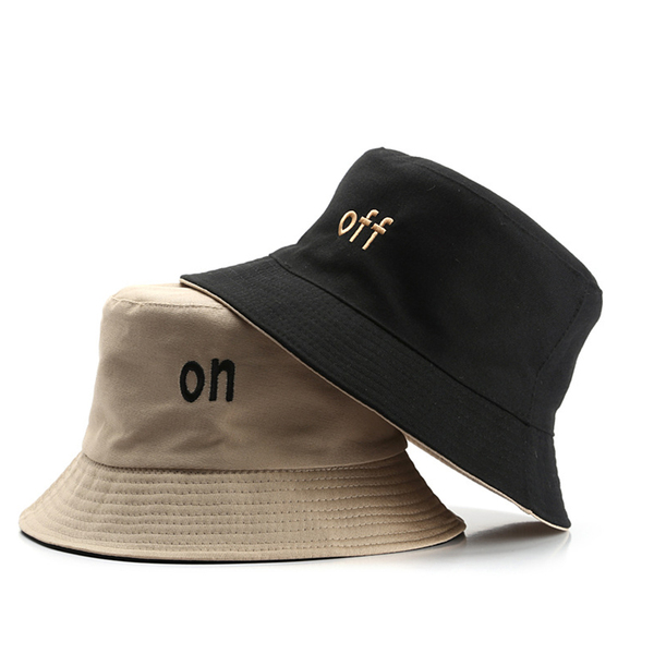 Bob-réversible-beige-et-noir-sur-fond-blanc