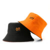 Bob-réversible-orange-et-noir-sur-fond-blanc