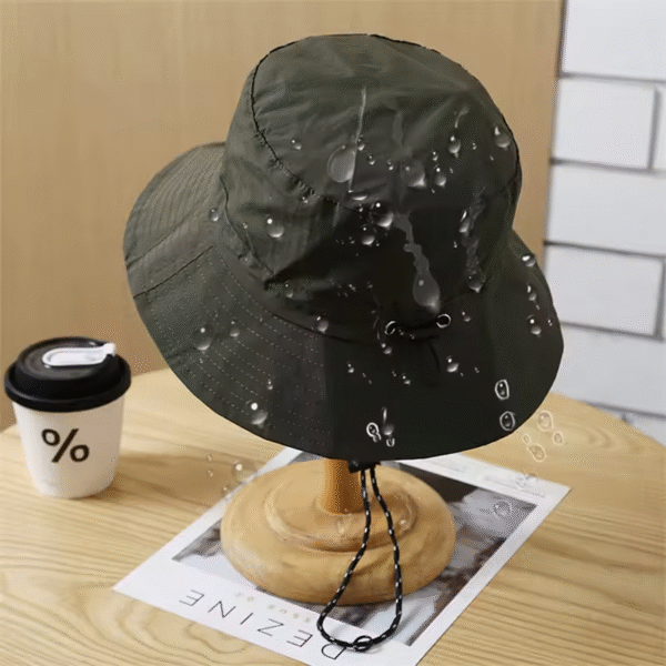 chapeau-impermeable-etanche Un bob chapeau imperméable est recouvert de goutes d'eau