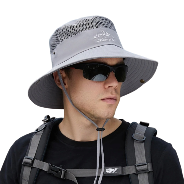grand-bob-homme-gris Homme aventurier avec des lunettes et un grand bob couleur gris sur fond blanc