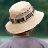 homme-en-foret-de-dos-porte-bob-beige-contre-le-soleil.JPEG Homme-en-forêt-de-dos-porte-bob-beige-contre-le-soleil