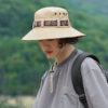 homme-en-foret-porte-bob-beige-contre-le-soleil.JPEG Homme-en-forêt-porte-bob-beige-contre-le-soleil