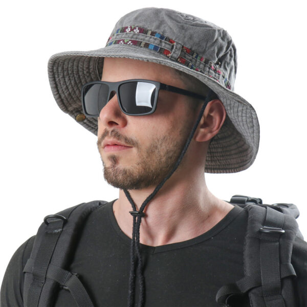 homme-qui-porte-un-bob-ficelle-et-des-lunettes-de-soleil-de-profil