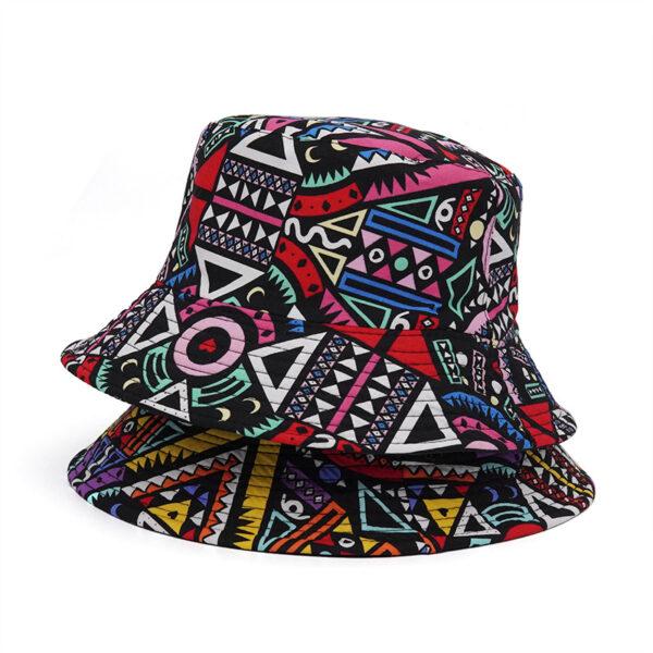 2-bobs-fantaisie-avec-motifs-géometriques-multicolors-empilés-l'un-sur-l'autre
