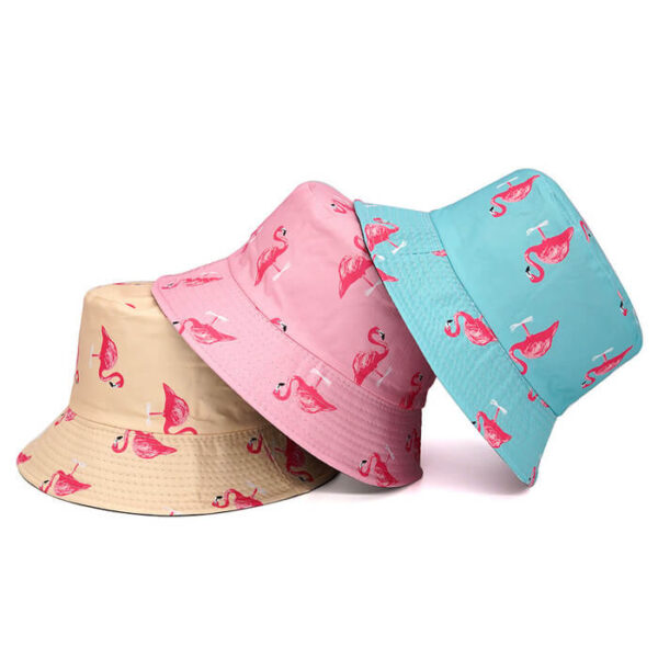 3-bobs-aux-motifs-de-flamants-roses-imprimés-empilés-les-uns-sur-les-autres-sur-fond-blanc