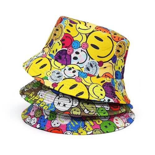 3-bobs-avec-des-smileys-imprimés-sont-empilés