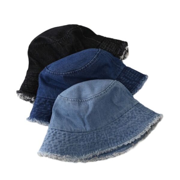 3-bobs-en-jean-pliés-a-plat-et-etalés
