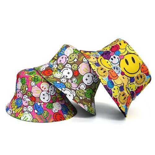 3-bobs-smileys-sont-presentés-sur-fond-blanc
