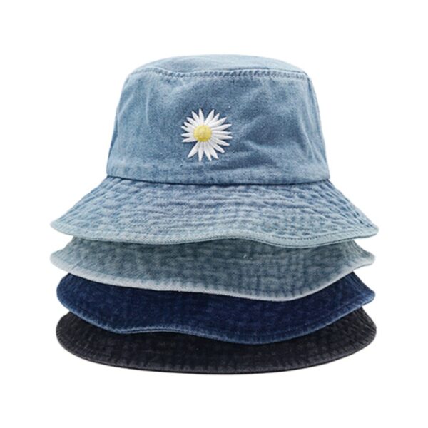 4-bobs-en-jean-motif-fleuri-brodé-empilés-les-uns-sur-les-autres-fond-blanc
