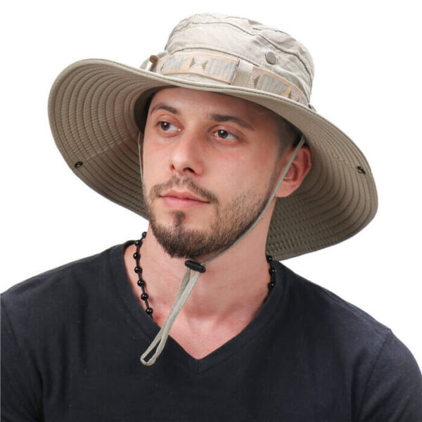 Homme-de-profil-porte-un-bob-pecheur-sur-la-tete-de-couleur-beige Homme-de-profil-porte-un-bob-pecheur-sur-la-tete-de-couleur-beige