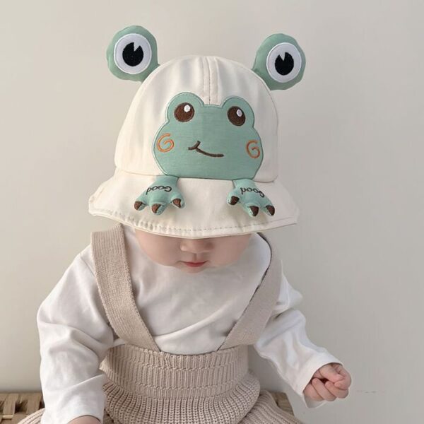 Bébé-adorable-prend-la-pose-tête-baissée-avec-son-petit-bob-frog-beige