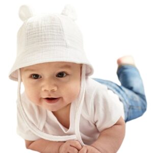 bébé-adorable-souriant-porte-un-joli-bob-bebe-blanc-sur-la-tete Bébé-adorable-souriant-porte-un-joli-bob-bébé-blanc-sur-la-tête-image-sur-fond-blanc