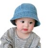 Bébé-garçon-heureux-porte-un-bob-sur-la-tête-fond-blanc