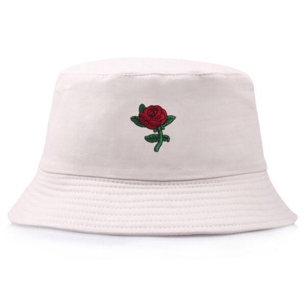 Bob-adulte-couleur-beige-avec-une-rose-rouge-brodée-devant-photo-sur-un-fond-blanc
