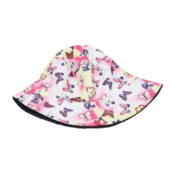 bob-avec-motifs-de-papillons-imprimes-plie-a-plat Un-bob-avec-motifs-de-papillons-imprimés-plié-à-plat